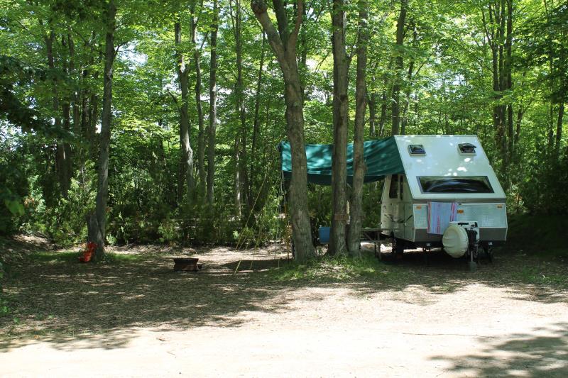 Camping Tobermory Village Campground Cabins